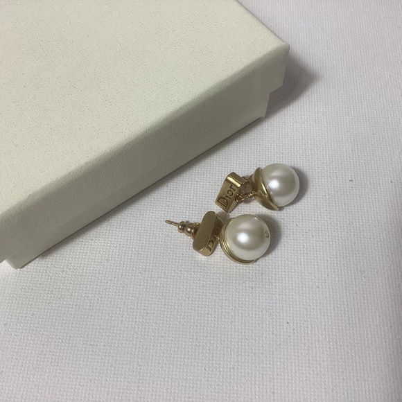 Dior Gold and Pearl Retro Earrings - Picture 2 of 2